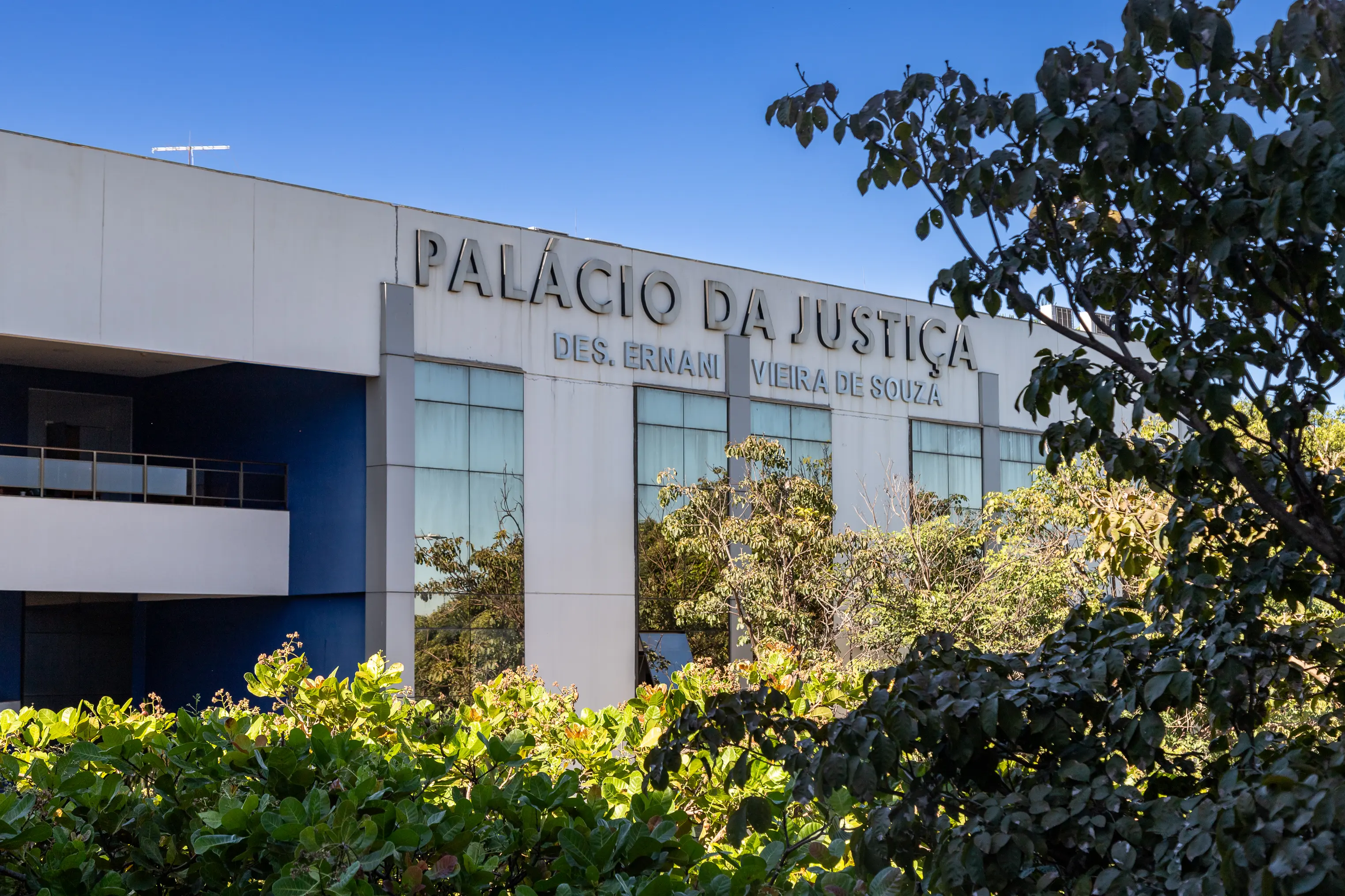 A imagem mostra um edifício com as palavras 